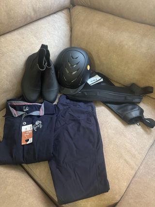 Conjunto Equitación: Casco, Botas, Pantalón y Cami