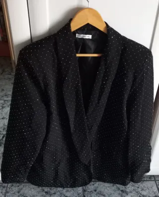 Americana negra con detalles plateados(NEGOCIABLE)