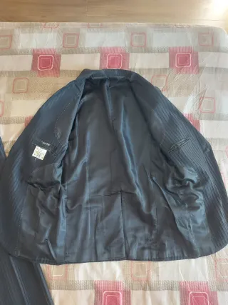 Completo abito elegante uomo nero