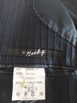 Completo abito elegante uomo nero