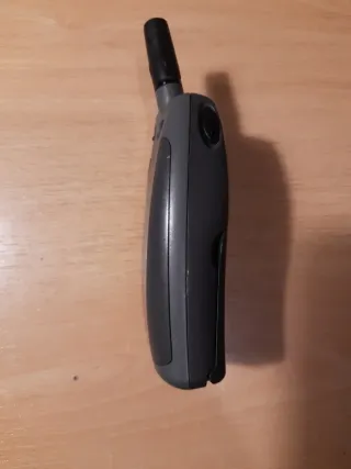 Teléfono Móvil Ericsson T20s con Cargador