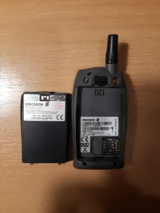 Teléfono Móvil Ericsson T20s con Cargador