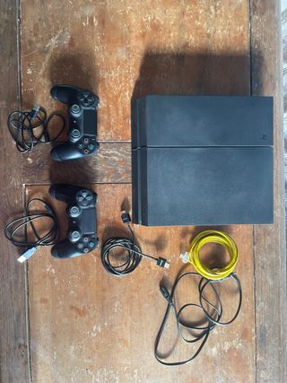 PS4 + 2 controller + giochi + cavi
