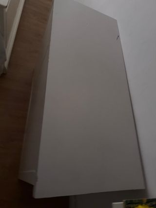 Mueble de madera blanco grisáceo para restaurar
