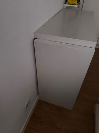 Mueble de madera blanco grisáceo para restaurar