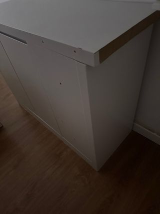 Mueble de madera blanco grisáceo para restaurar