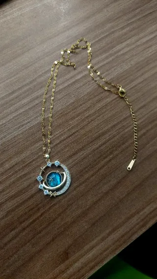 Collar Elegante Planeta Azul y Dorado