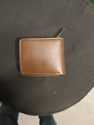Cartera Marrón Compacta Cremallera. Estilo Clásico