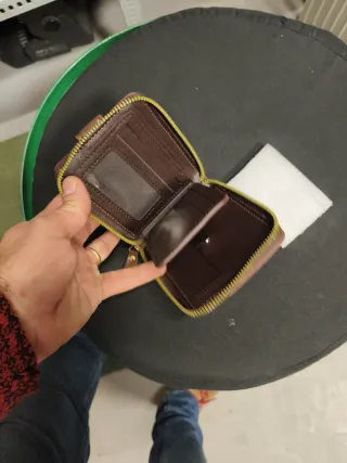 Cartera Marrón Compacta Cremallera. Estilo Clásico