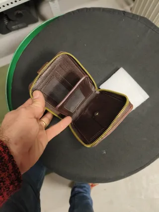 Cartera Marrón Compacta Cremallera. Estilo Clásico