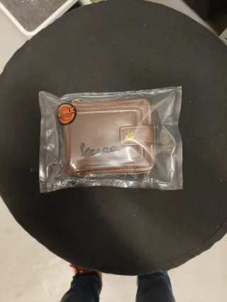 Cartera Marrón Compacta Cremallera. Estilo Clásico