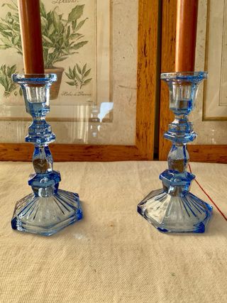 Coppia di candelabri in vetro blu pressato, stile vintage/retrò