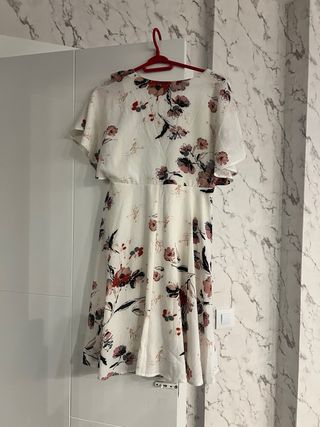 Vestido floral blanco con volantes
