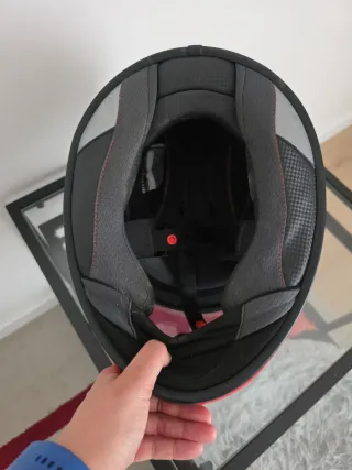 Casco de moto MT negro y rojo. Talla M 57-58