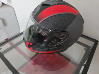 Casco de moto MT negro y rojo. Talla M 57-58