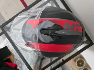 Casco de moto MT negro y rojo. Talla M 57-58