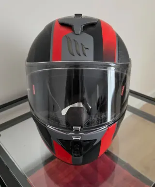 Casco de moto MT negro y rojo. Talla M 57-58