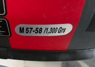 Casco de moto MT negro y rojo. Talla M 57-58