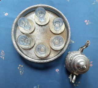 Set da tè arabo in metallo con tazze