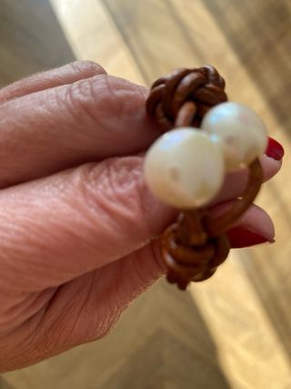 Pulsera de cuero con perlas