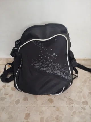 Patines en línea negro y blanco con mochila