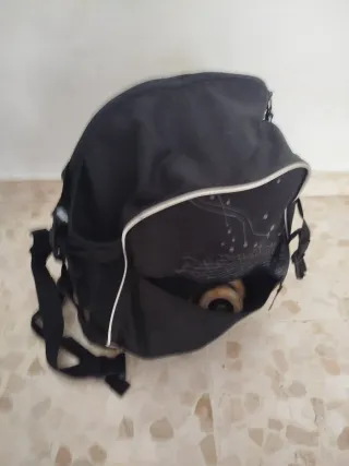 Patines en línea negro y blanco con mochila