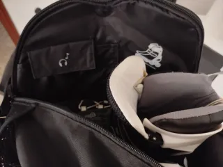 Patines en línea negro y blanco con mochila