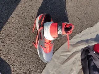 Botines Nike Air Gris y Rojo