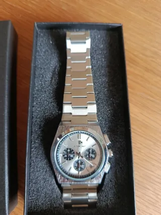 Reloj deportivo plateado