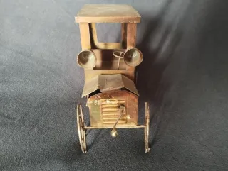 Coche de hojalata con música