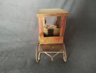 Coche de hojalata con música