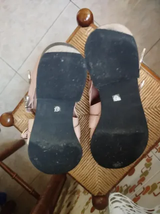 Botines rosas con apertura y hebillas