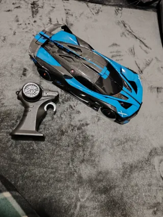 Coche teledirigido azul y negro