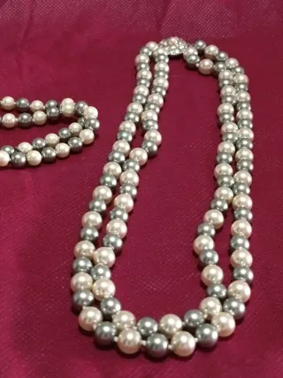 Gargantilla y pulsera de perlas sintéticas