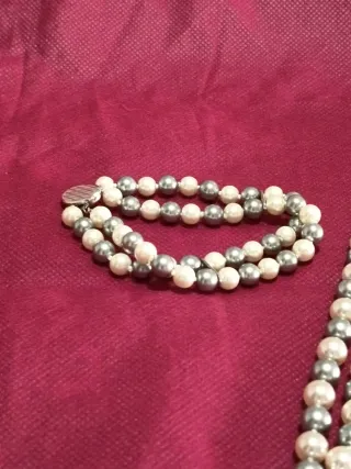 Gargantilla y pulsera de perlas sintéticas