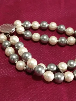 Gargantilla y pulsera de perlas sintéticas