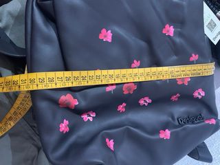 Mochila Desigual negra con flores rosas