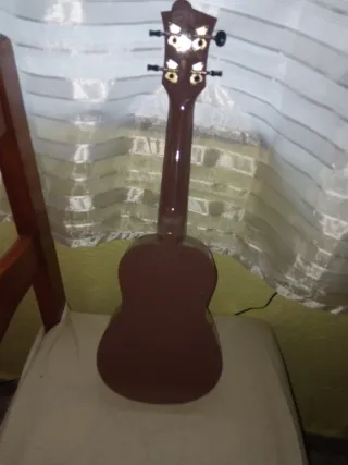 Ukelele Octopus con su caja y funda + afinador