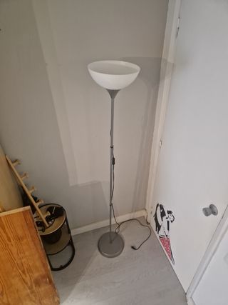 Lámpara de pie plateada y blanca