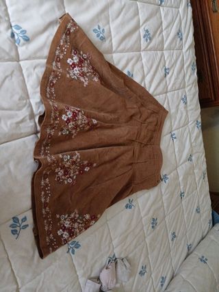 Falda de pana marrón plisada