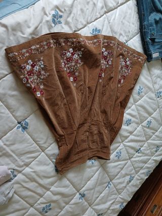 Falda de pana marrón plisada