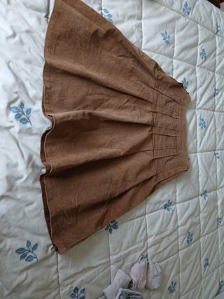 Falda de pana marrón plisada