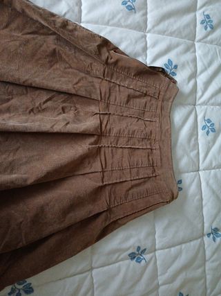 Falda de pana marrón plisada