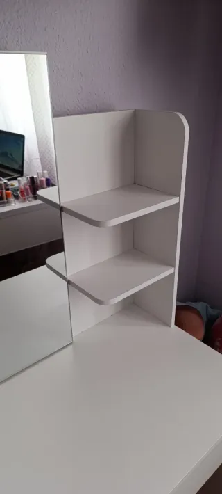 Tocador blanco con espejo y estantes