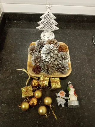 Centrotavola natalizio con decorazioni