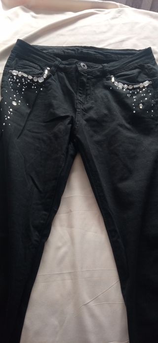 Pantalón pitillo negro con pedrería