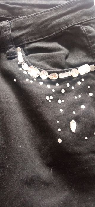 Pantalón pitillo negro con pedrería