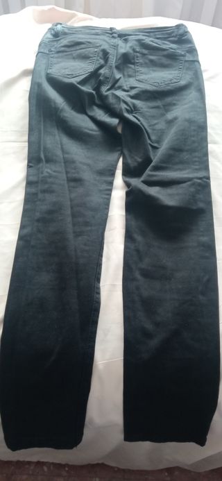 Pantalón pitillo negro con pedrería