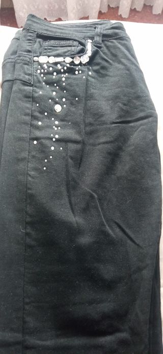 Pantalón pitillo negro con pedrería