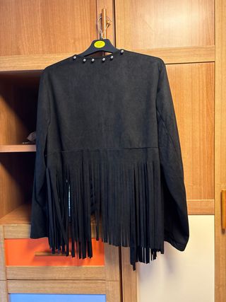 Chaqueta negra con flecos y tachuelas